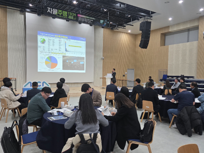 12일 광주 첨단3지구 인공지능산업융합집적단지 창업동 4층 컨퍼런스홀에서 열린 AI 자율주행 TECH 세미나에서 민경욱 한국전자통신연구원(ETRI) 실장이 'E2E 자율주행 기술 동향과 ETRI 자율주행 기술'을 주제로 발표하고 있다. 인공지능산업융합사업단 제공