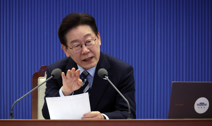 이재명 대통령이 12일 청와대에서 열린 수석보좌관회의에서 발언하고 있다. 연합뉴스