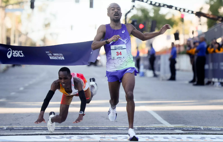 결승선 앞에서 카마우를 추월한 마틴(오른쪽). LA 타임즈 캡처
