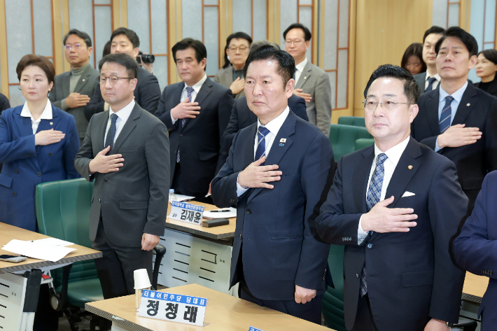 더불어민주당 정청래 대표가 9일 국회의원회관에서 민주당 '윤석열 정권 조작기소 진상규명 및 공소취소를 위한 국정조사 추진위원회'가 연 검찰의 공소권 남용·공소취소 제도 관련 정책토론회에 참석해 추진위 위원장인 한병도 원내대표, 부위원장인 박성준 의원 등 참석자와 국기에 경례하고 있다. 연합뉴스