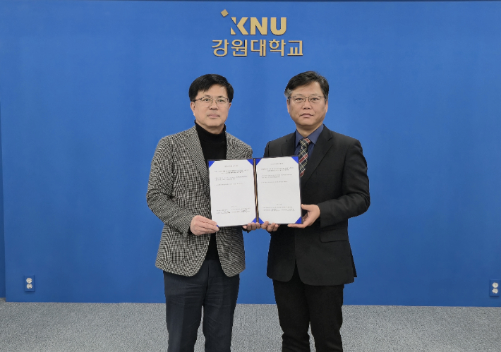 전국국공립대학교수노동조합(국교조) 강원대지회와 강원대학교는 12일 근무 조건 개선 등을 담은 단체협약을 체결했다. 강원대 제공