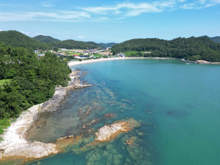 전라남도가 드론으로 촬영한 진도 금갑해변 모습. 전라남도 제공