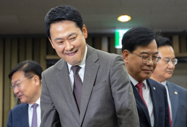 국민의힘 장동혁 대표와 송언석 원내대표를 비롯한 의원들이 12일 국회에서 열린 의원 총회에 입장하고 있다. 연합뉴스