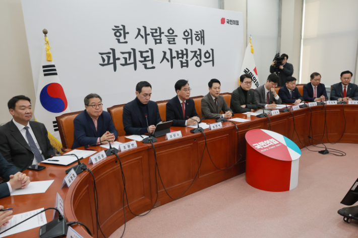 국민의힘 장동혁 대표가 12일 국회에서 열린 최고위원회의에 참석해 발언하고 있다. 연합뉴스