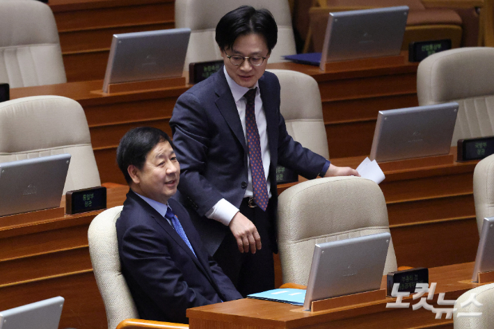 대화하는 구윤철 부총리-김정관 장관