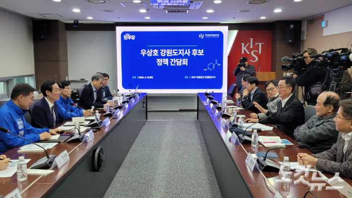 더불어민주당 우상호 강원지사 예비후보는 12일 KIST(한국과학기술연구원) 강릉분원 천연물연구소를 방문해 강원도 천연자원의 산업적 가치를 심도 있게 살피고, 연구소 내 입주 기업 관계자 등과 만나 현장의 생생한 목소리를 청취했다. 전영래 기자