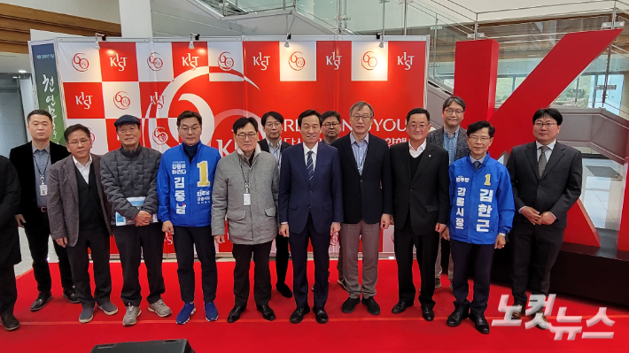 더불어민주당 우상호 강원지사 예비후보는 12일 KIST(한국과학기술연구원) 강릉분원 천연물연구소를 방문해 강원도 천연자원의 산업적 가치를 심도 있게 살피고, 연구소 내 입주 기업 관계자 등과 만나 현장의 생생한 목소리를 청취했다. 전영래 기자