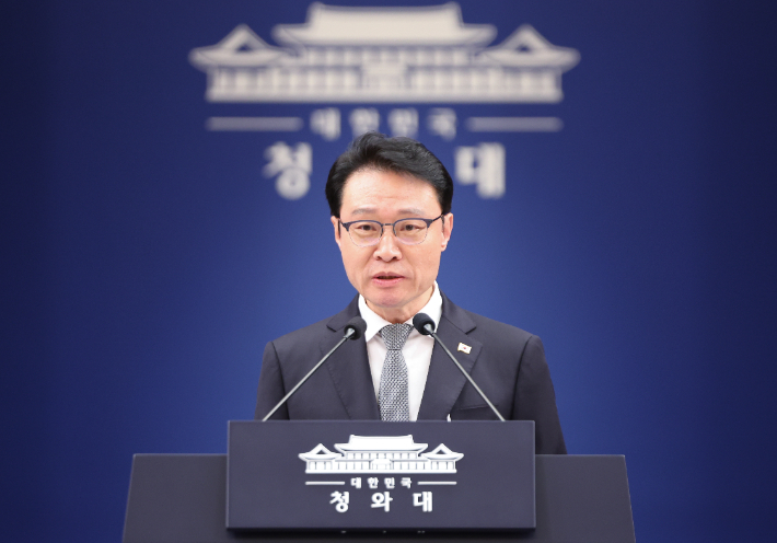 이규연 홍보소통수석이 12일 청와대 기자회견장에서 12·29 제주항공 참사 관련 브리핑을 하고 있다. 연합뉴스