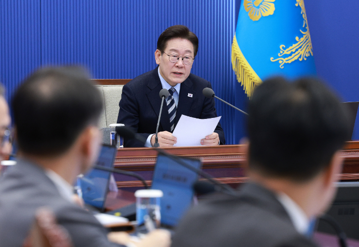 이재명 대통령이 12일 청와대에서 열린 수석보좌관회의에서 발언하고 있다. 연합뉴스