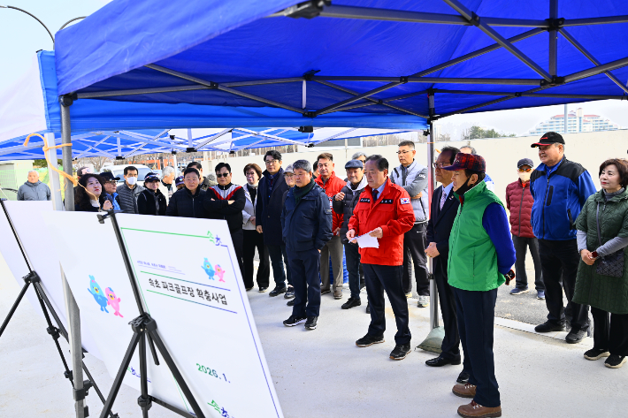 속초 파크골프장을 찾아 회원과 소통하는 이병선 시장. 속초시 제공