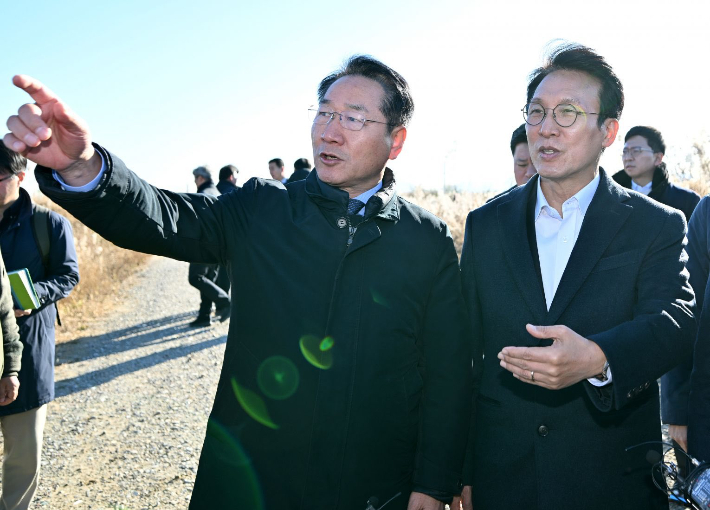 유정복 인천시장이 김민석 국무총리를 만나 생활폐기물 직매립 전면 금지 이행을 촉구했던 모습. 페이스북 캡처