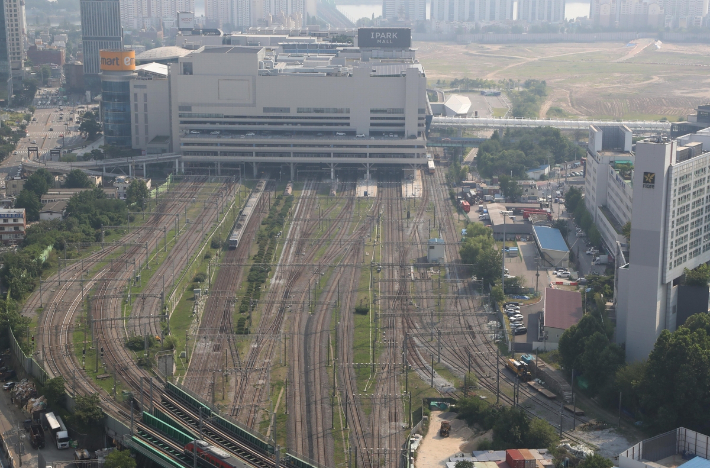 도심을 가로지르는 경부선 용산역 지상철도 모습. 연합뉴스