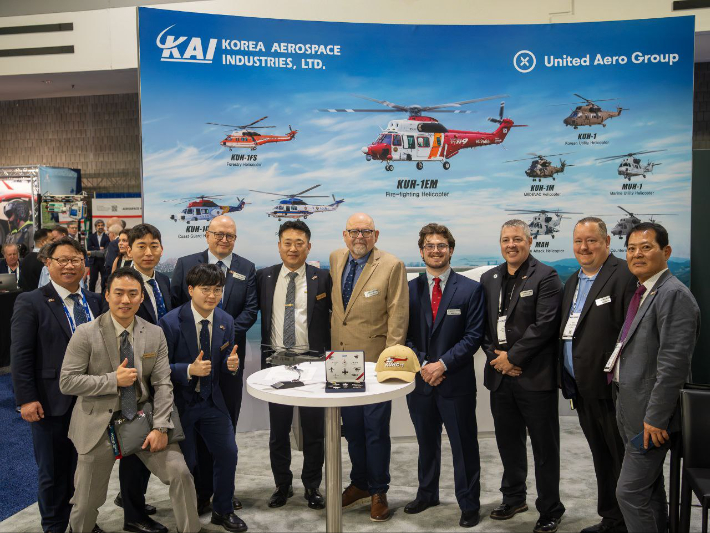 KAI 최지훈 관용헬기팀장(왼쪽 4번째), UAG CEO Thomas Neumann(왼쪽 5번째). KAI 제공