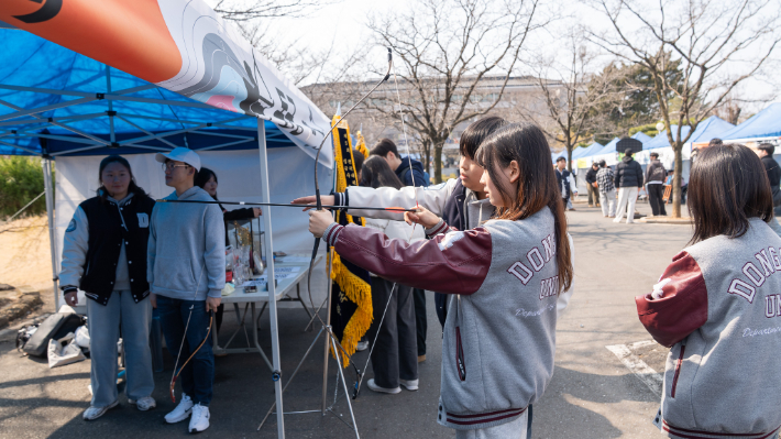 동국대학교 WISE캠퍼스 중앙동아리 가두모집 에서 학생들이 체험활동을 하고 있다. 동국대 제공