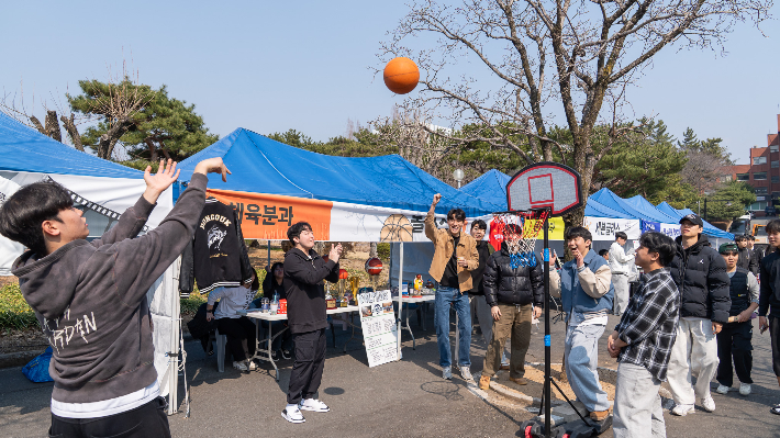 동국대학교 WISE캠퍼스 중앙동아리 가두모집 에서 학생들이 체험활동을 하고 있다. 동국대 제공