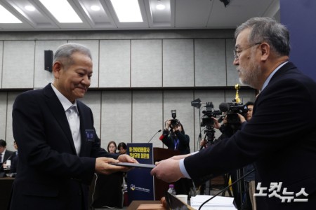 증인선서문 제출하는 이상민