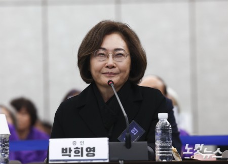 옅은 미소 띈 박희영 용산구청장