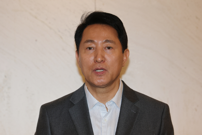 오세훈 서울시장이 12일 서울 중구 더플라자호텔에서 열린 하이서울기업지원 설명회 및 특강을 마친 뒤 취재진 앞에서 발언하고 있다. 연합뉴스