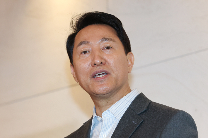 오세훈 서울시장이 12일 서울 중구 더플라자호텔에서 열린 하이서울기업지원 설명회 및 특강을 마친 뒤 6·3 지방선거 국민의힘 후보 공천등록 관련 입장을 밝히고 있다. 연합뉴스