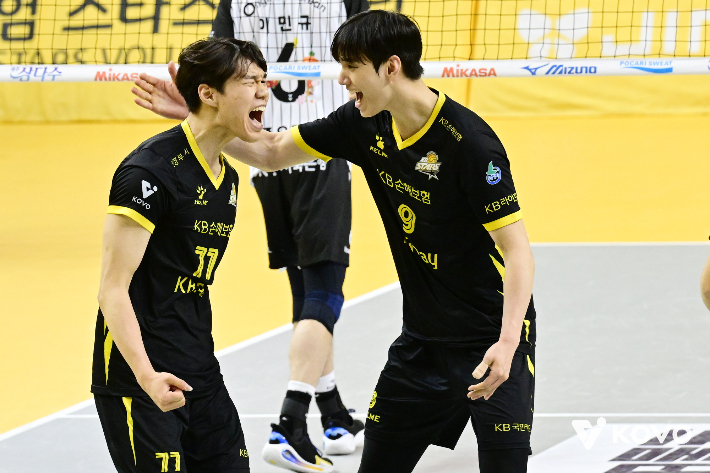 환호하는 윤서진과 임성진. 한국배구연맹