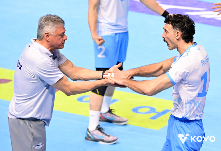 러셀과 하이파이브 하는 헤난 감독(왼쪽). 한국배구연맹