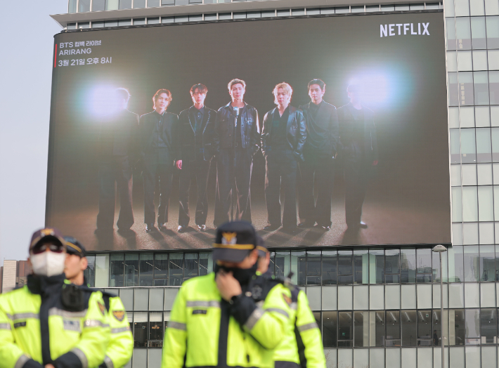 광화문광장 재생되는 BTS 공연 홍보 영상. 연합뉴스