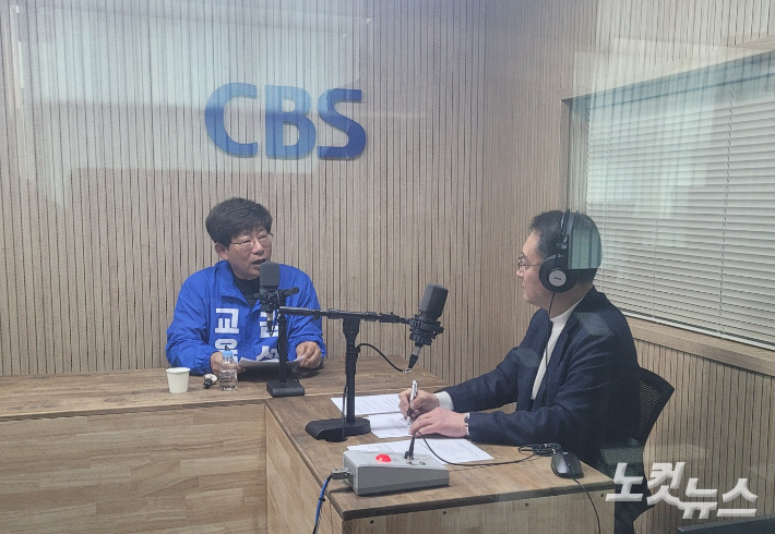 왼쪽부터 김성근 예비후보, 김종현 앵커. 충북CBS
