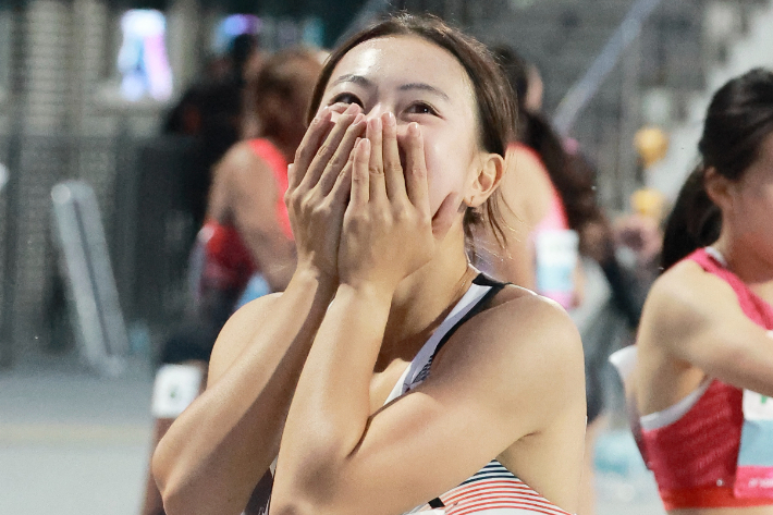 기록 확인 후 뿌듯해하는 이은빈. 윈윈스포츠컴퍼니 제공