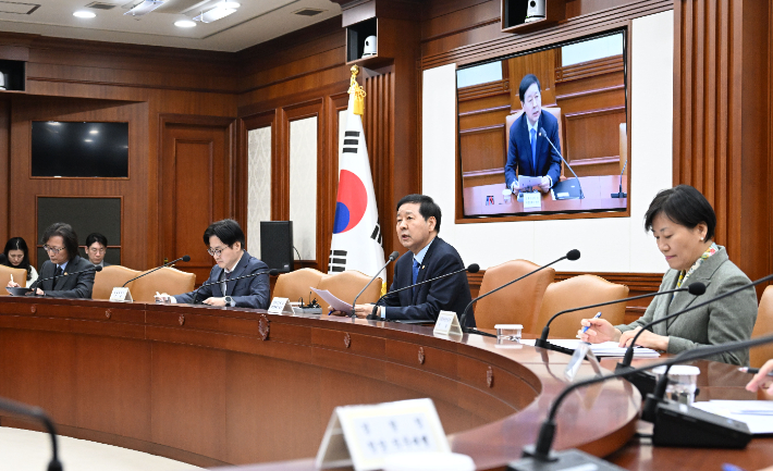 구윤철(오른쪽 두 번째) 부총리 겸 재정경제부 장관이 12일 오후 서울 종로구 정부서울청상에서 열린 '민생물가 특별관리 관계장관 TF'를 주재하며 모두발언을 하고 있다. 재정경제부 제공