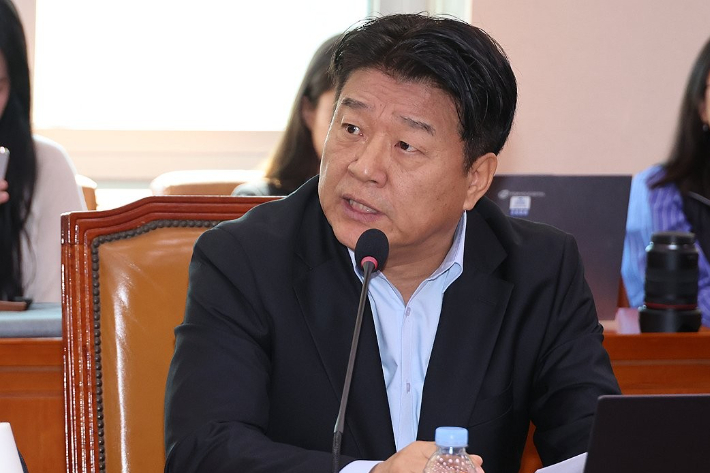 더불어민주당 양문석 의원이 22일 서울 여의도 국회에서 열린 문화체육관광위원회의 국립중앙박물관, 국립중앙도서관 등에 대한 국정감사에서 정용석 국립박물관문화재단 사장에게 김건희 여사의 경복궁 근정전 용상 착석 의혹에 관해 추궁하고 있다. 연합뉴스