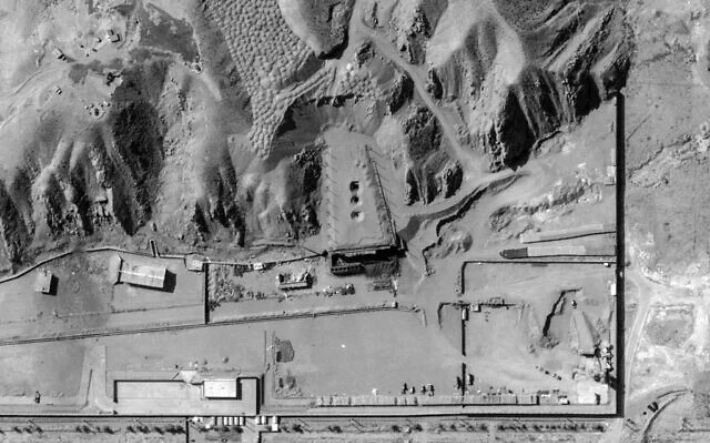 이스라엘군이 이란의 핵시설을 타격했다고 주장하며 그 증거로 제시한 미 위성업체 반토르의 3월11일자 위성 영상. 연합뉴스