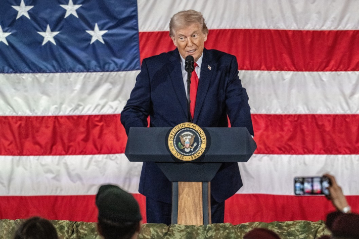도널드 트럼프 미국 대통령이 노스캐롤라이나주 육군 기지 포트 브래그에서 현역 군인들과 그 가족들을 상대로 연설하고 있다. 연합뉴스