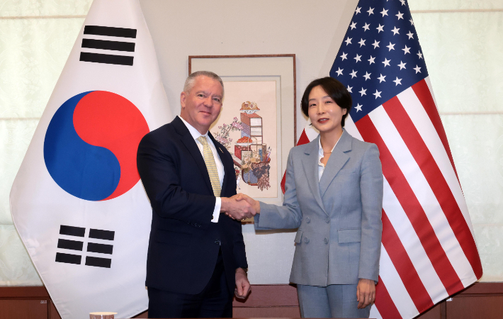 정의혜 외교부 차관보가 12일 서울 종로구 외교부 청사에서 마이클 디솜브리 미 국무부 동아태 차관보와 면담 전 악수하고 있다. 연합뉴스