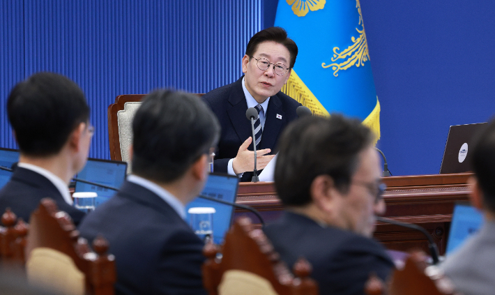 이재명 대통령이 12일 청와대에서 열린 수석보좌관회의에서 발언하고 있다. 연합뉴스