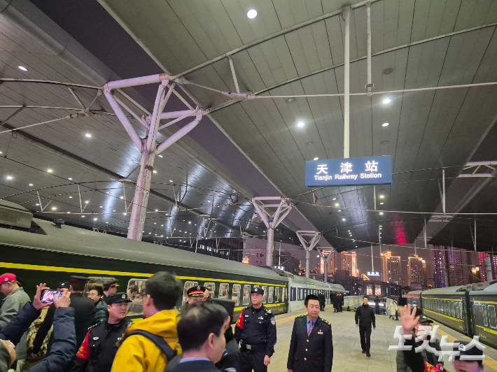 중국 텐진역에 정차한 평양행 여객열차. 맨 마지막 두 량만 북한까지 이동한다. 정영철 기자