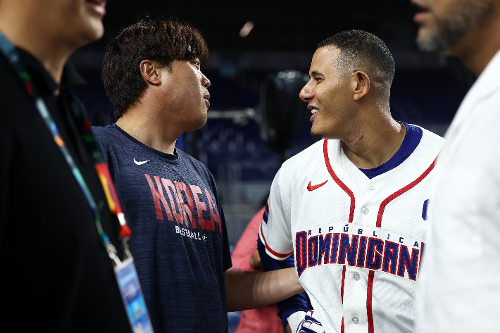 인사하는 류현진과 마차도. 연합뉴스