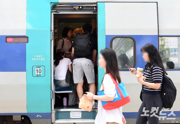 KTX 탑승하는 승객들. 황진환 기자