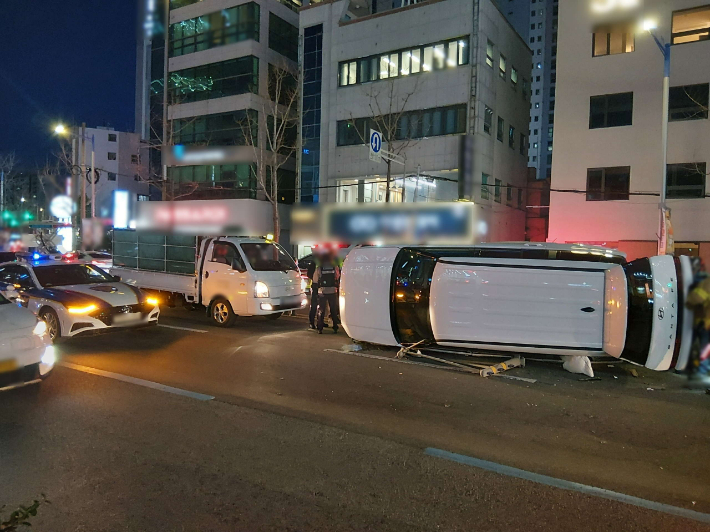 12일 부산 수영구 수영동의 한 도로에서 난 5중 추돌사고로 승용차 1대가 넘어진 모습. 부산경찰청 제공 