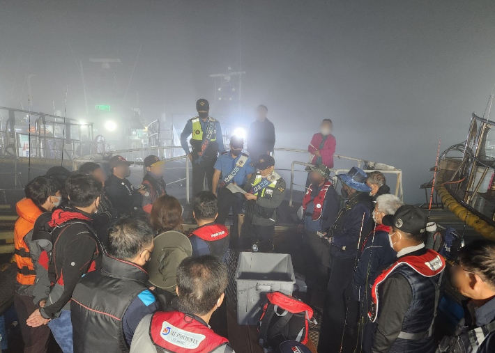 태안해경이 낚시 어선 출항 전 사전 안전점검을 하고 있다. 태안해경 제공