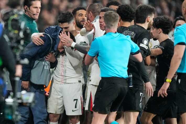 볼 보이를 끌어안고 사과하는 페드루 네투. 연합뉴스