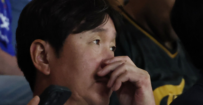 도미니카-베네수엘라 경기 지켜보는 류지현 감독. 연합뉴스