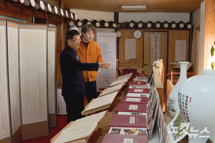 전북 익산시에 위치한 성경필사본 전시관. 화선지, 병풍, 액자 등 다양한 필사본들이 전시돼 있다. 사진 CBS 교계뉴스.