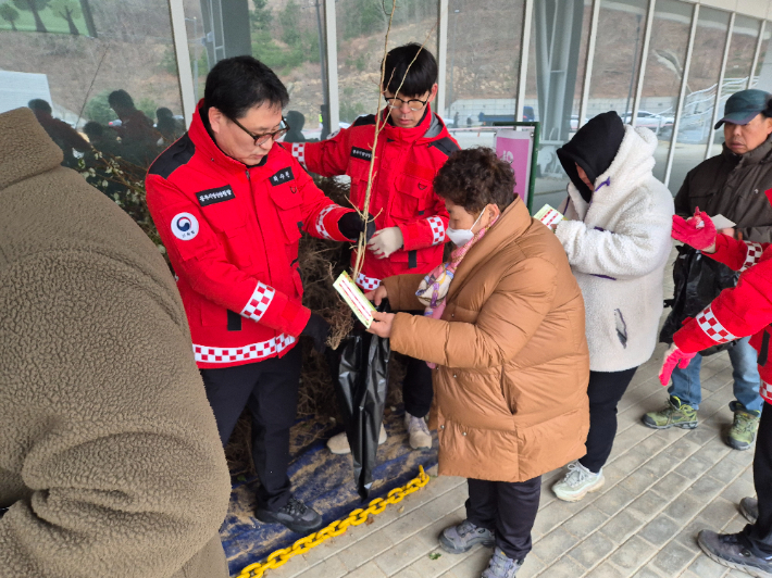 시민들에게 나무를 나눠주고 있는 최수천 동부지방산림청장. 동부지방산림청 제공 