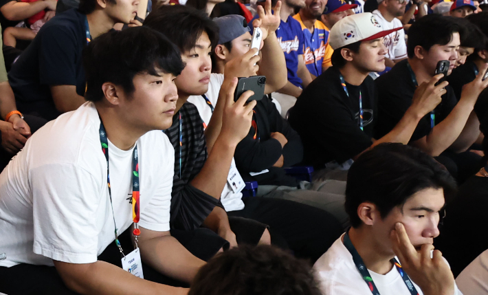 WBC 한국 야구대표팀이 지난 11일(현지시간) 미국 플로리다주 마이애미 론디포파크에서 열린 2026 월드베이스볼클래식(WBC) D조 도미니카와 베네수엘라의 경기를 지켜보고 있다. 연합뉴스