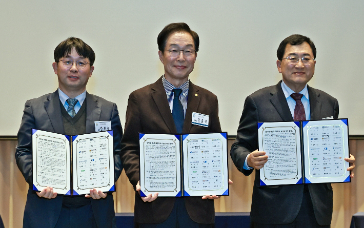 주낙영 경주시장(오른쪽부터)과 임종식 경상북도 교육감, 한보승 신라공업고등학교장이 'AI 미래 모빌리티 분야 협약형 특성화고 지·산·학 업무협약'을 체결하고 있다. 경주시 제공