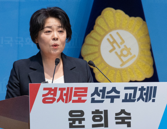 국민의힘 윤희숙 전 혁신위원장이 4일 국회 소통관에서 서울시장 후보 출마 기자회견을 하고 있다. 연합뉴스