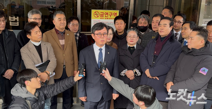 공직선거법 위반 등의 혐의로 기소됐다가 1심에서 무죄를 선고받은 안도걸 더불어민주당 의원이 지난 1월 30일 광주지방법원 앞에서 기자들을 만나 입장을 밝히고 있다. 김한영 기자