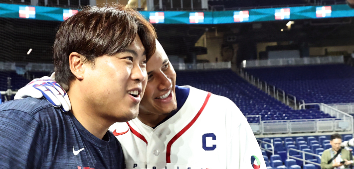 반갑게 인사하는 류현진과 마차도. 연합뉴스