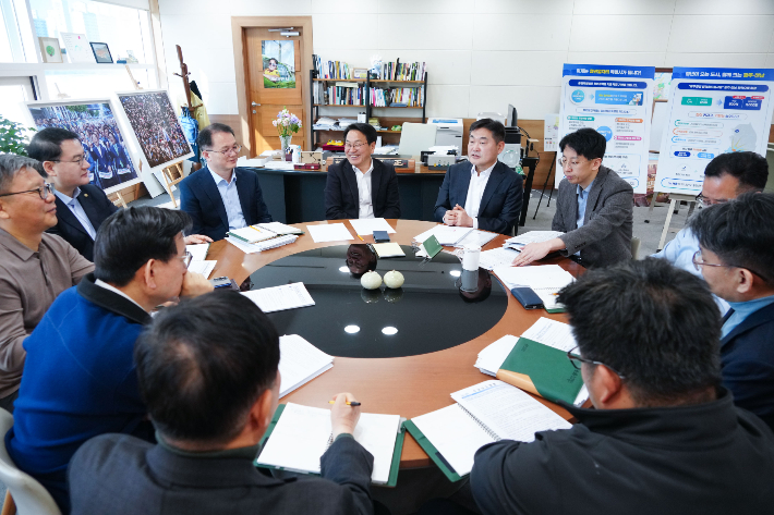 광주시는 13일 강기정 시장 주재로 추진 상황 점검회의를 열고 통합특별시 출범 준비 상황을 점검했다. 광주광역시 제공