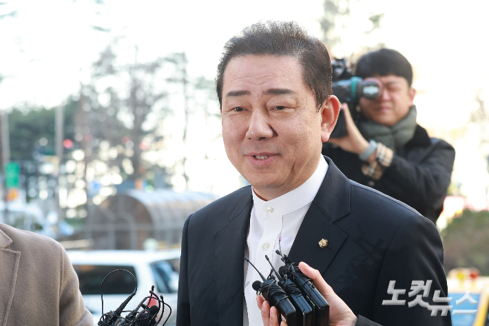 공천헌금 수수 등 13개 의혹에 휩싸인 김병기 무소속 의원이 지난달 26일 오전 서울 마포구 서울경찰청 공공범죄수사대에 조사를 받기 위해 피의자 신분으로 출석하고 있다. 류영주 기자